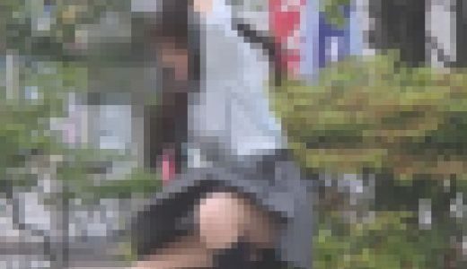 黒パンが見えても気にしない元気なスレンダーJK