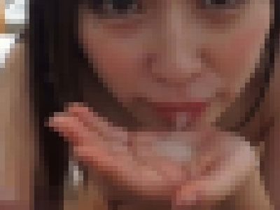 女子大生（20歳）美味しそうに頬張るお口