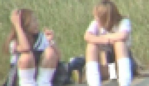 ギャルJK 大股開きパンモロ 接写撮影