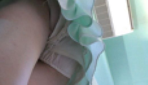 音ゲーに夢中なJDとお買い物中の若い子