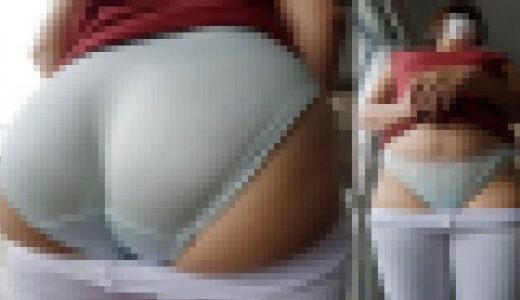 【ワンコイン人妻パンチラ】デカ尻にパンティー喰い込ませて自転車で子供を送るムッチムチ専業主婦おばさん