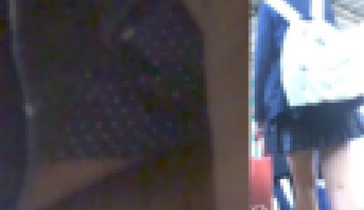 パンチラ盗撮 制服女子 紺色の水玉パンツを激写