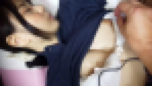 （マッサージ痴漢）清楚な女子大生の体にオジサンの精液を大量にぶっかける