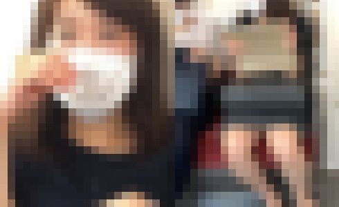 電車で移動中でも同僚と仕事をする真面目なOLさん（其の一）