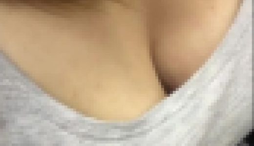 巨乳女子大生の巨乳谷間胸チラ！！