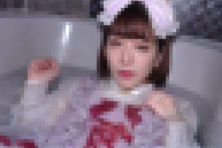 人形のように可愛い美●女がカメラ目線でチンポをしゃぶる衝撃動画