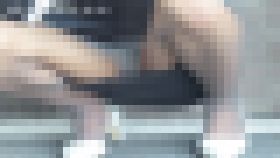 素人娘 Y子のフェチ教育 マンション出入口で管理人おやじにチラチラ見られながら助っ人君とおしゃべり編