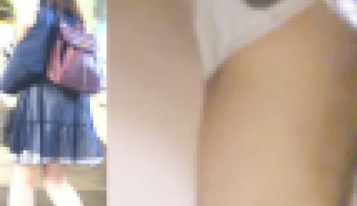 パンチラ盗撮 女子大生 水色パンツを階段で
