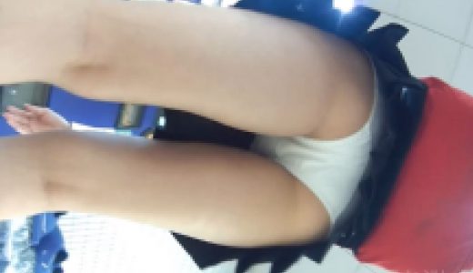 【制服ローアングル】純白パンツ丸見えで歩く学生ちゃん