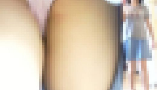[★新作][★顔出し]パンチラ盗撮 女子大生 ピンク色パンツをこっそり撮影