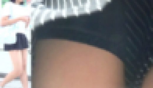 [★新作][★顔出し]パンチラ盗撮 童顔モデル系女子 黒パンツ強引撮影 キュロットの中へカメラをぶち込み