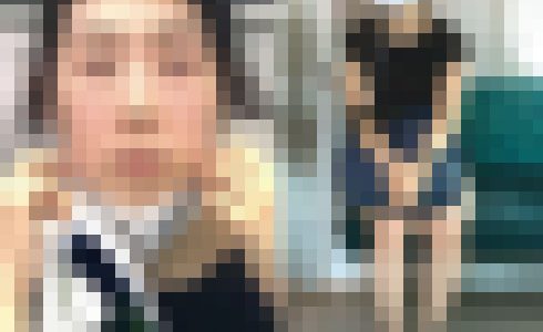 タオルで汗を拭う美女の生脚美脚を正面から撮影