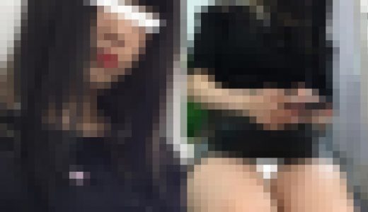 【月末企画】(電車対面）(顔出し）激ミニちゃん1st…超ミニミニタイトをお召になって…ふとももちゃんをむき出しにする女子大生さん