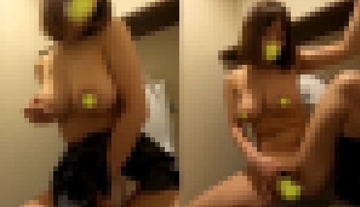 デパートのトイレでこっそりオナニーしちゃうJK79