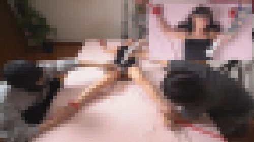 目を閉じながらまるで×××してるかのような表情で身悶えするお姉さん