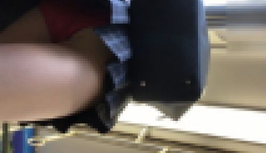 一瞬だが入れ食い状態のJKたちの逆さパンチラ6