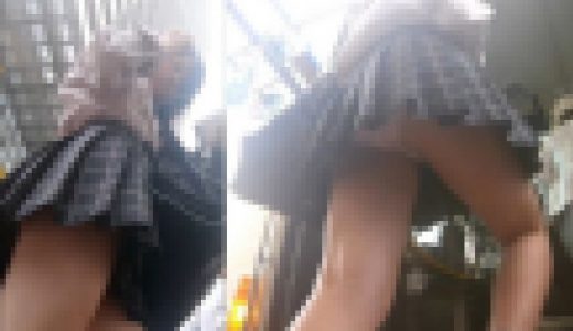 【FHD 顔モザなし】お買い物帰りのギャルJKを狙い撮り！バス乗車時の白Pパンチラ！