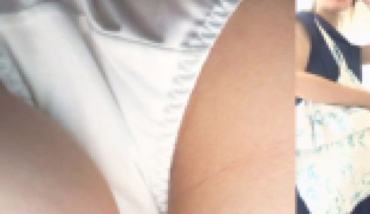 [★新作][★顔出し]パンチラ盗撮 超カワイイ女子大生 開脚で白パンツ丸見え超接近