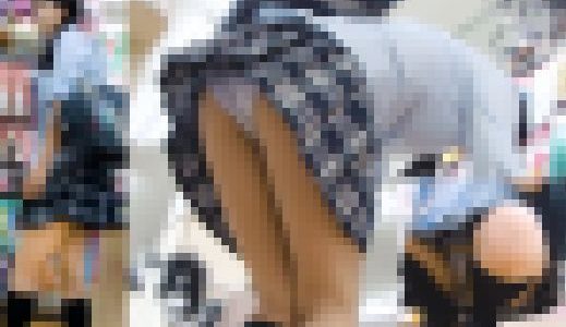 突き出したお尻からエロパンツがもろ見えなミニスカ制服娘パンチラ盗撮