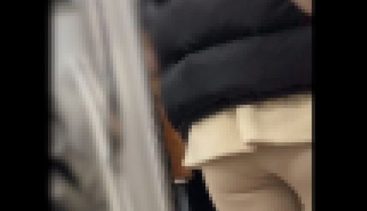 素人 055 ノーパンのような色のぴちぴちスキニーパンツOLの尻肉
