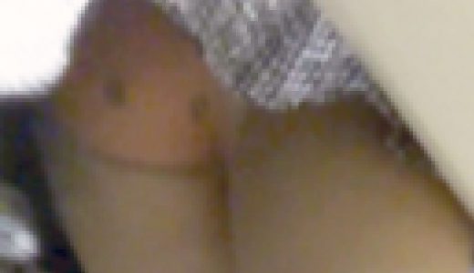 パンチラ盗撮 女子大生 ピンクに黒の水玉パンツが丸見え