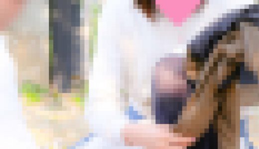 彼氏が彼女のパンチラを隠してます。見えてるけど。