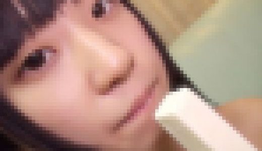 かりんちゃんシリーズ⑤　棒アイス舐め　マイクロビキニ（黒）　フェラを真似てしゃぶる