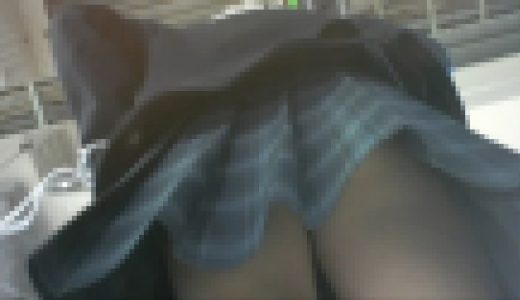 靴亀見せパンチラ