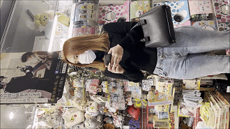 【おっぱい痴漢】スタイル抜群のエロいS級美女のおっぱいを揉みまくり！！興奮抑えられずお尻や手マンまでww