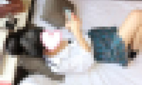 SSSS級美肌美少女ホテルで制服②パンチラ！（生足+黒ソックス）
