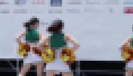 緑のユニフォームのチア