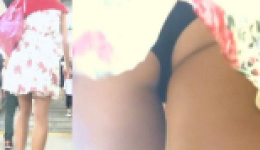 [★新作]パンチラ盗撮 モデル系女子 パンチラガードされたけど黒パンツ強引撮影