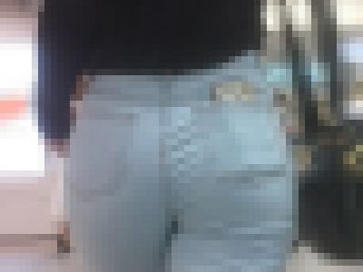 ジーパンの巨尻女子＊躍動する大胆なケツ揺れ