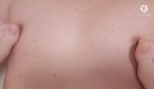 足で乳首責め