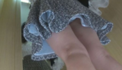 試着室生着替え盗撮08 最強かわいい黒髪口リ巨乳を下から撮りました