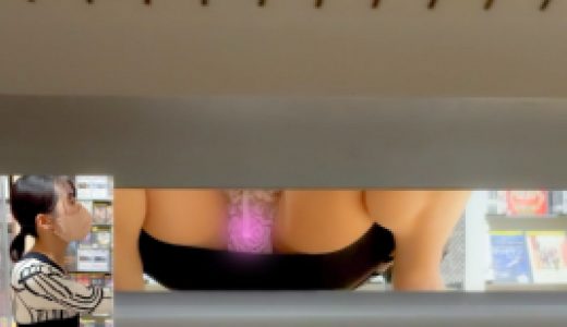 【至高のパンチラ盗撮】人妻の透けてるP [03]【TSUTA◎Aの棚下】