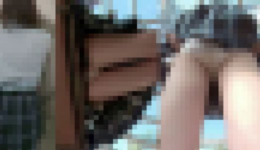 公衆の面前でパンツを直すJK