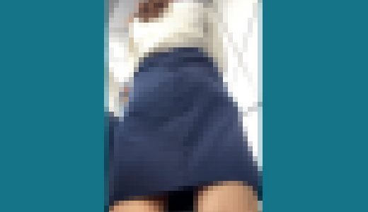 ［D1］けしからん、エスカレータでパンチラ盗撮・清楚系/女子大生♪ 【携帯用・縦動画】