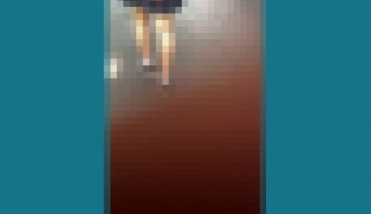 ［K3］けしからん、バス停・待ち姿でパンチラ盗撮・食い込み激しい韓流JK♪ 【携帯用・縦動画】