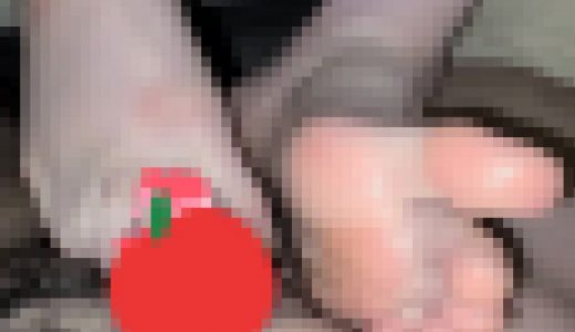 27歳OLの部屋で足コキ