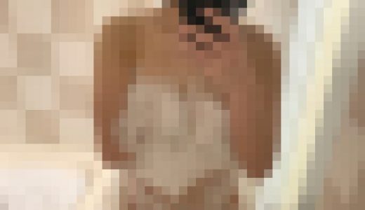 彼氏と疎遠な爆乳おっぱい娘を寝取りハメ撮り 陰毛未処理の隙だらけおまんこにデカチン突っ込んで中出し 揺れ乳注意