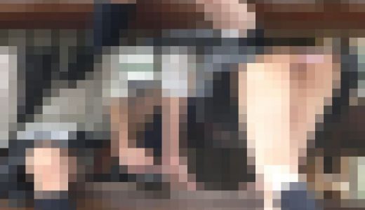 駅のホームで無防備女子学生2人の開脚ぱんちら盗撮～FHD動画編～