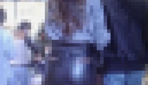 フェロモンまき散らしの極上セクシー美女がタイトレザーショートパンツ履いてエロ美巨尻強調させて歩いてます