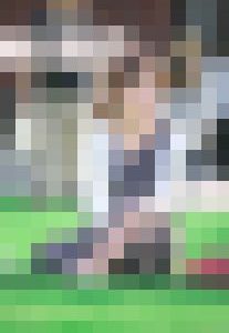 芝生で靴を履く美女のフロントリボンまで見えるパンチラ