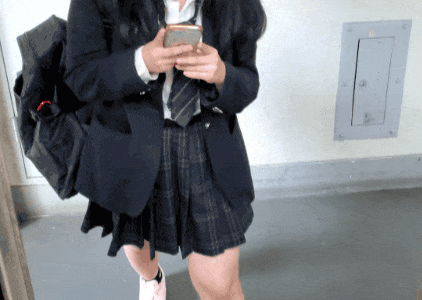 慌ててこうなったのか、スカートがパンツの中に入ってて桃尻丸出しでエレベーターに乗ってきたJK　ねんいち41
