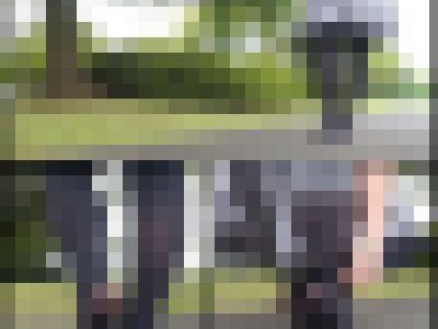 靴を脱いで黒ストッキング越しの足裏をみせます
