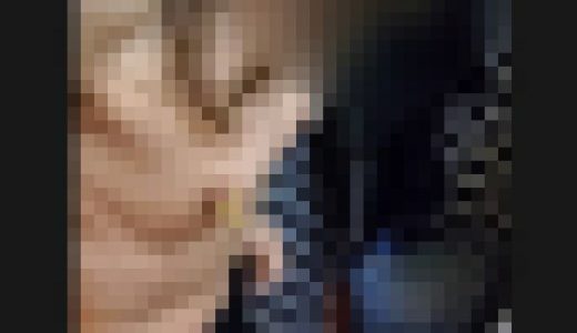 脱衣所で脱ぐ人妻