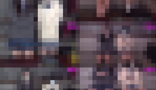 カラオケ店で2人まとめて制服パンチラ（1）自分でスカートめくって生パンツ見せて！