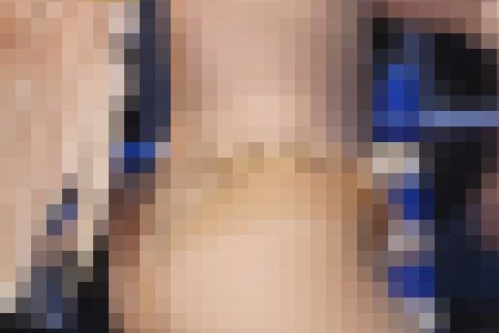 真夏の夜のサンバステージ　パール衣装のダンサーの光る汗と揺れる柔尻