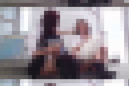 階段でお座りしていた制服JKを追跡して下から粘着撮影